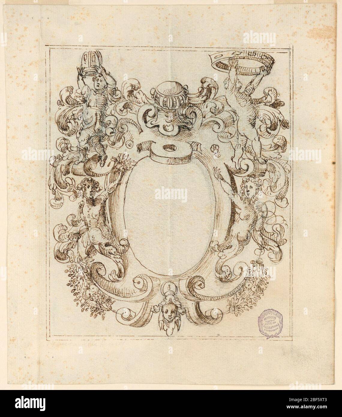 Cornice decorativa verso Frieze con Bambini da gioco. Telaio con scorrimento. Al centro, due putti tengono corone sopra le semisette femminili con code di acanto. Al centro sotto, una maschera e festoni. Pannello ovale vuoto al centro. Linee di inquadratura doppie. Foto Stock