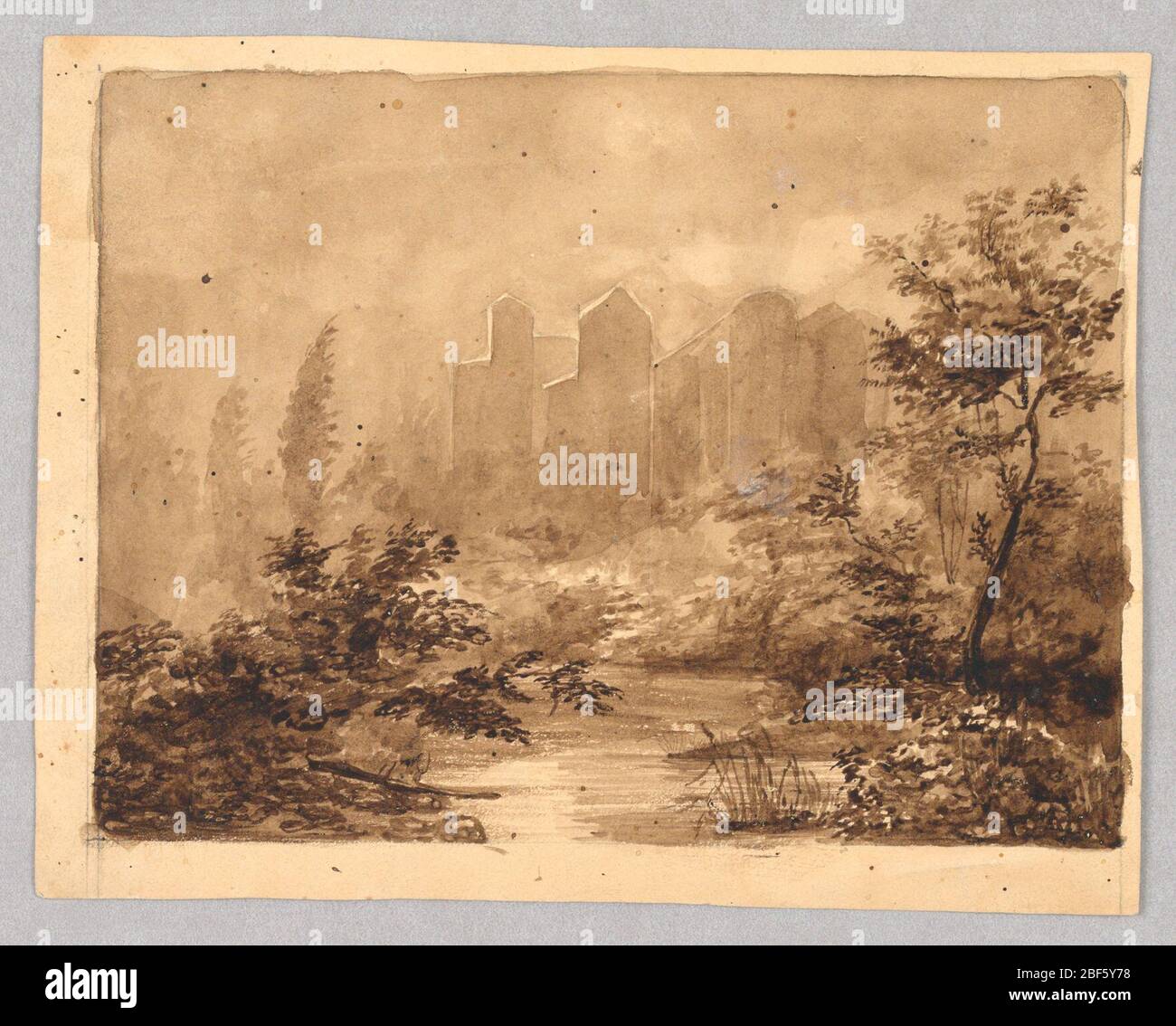 Orizzontale. Un flusso in primo piano al centro delimitato da bassi cespugli, a sinistra, e un albero, a destra. Oltre il fogliame le rovine di un castello si profilano sullo sfondo. Foto Stock