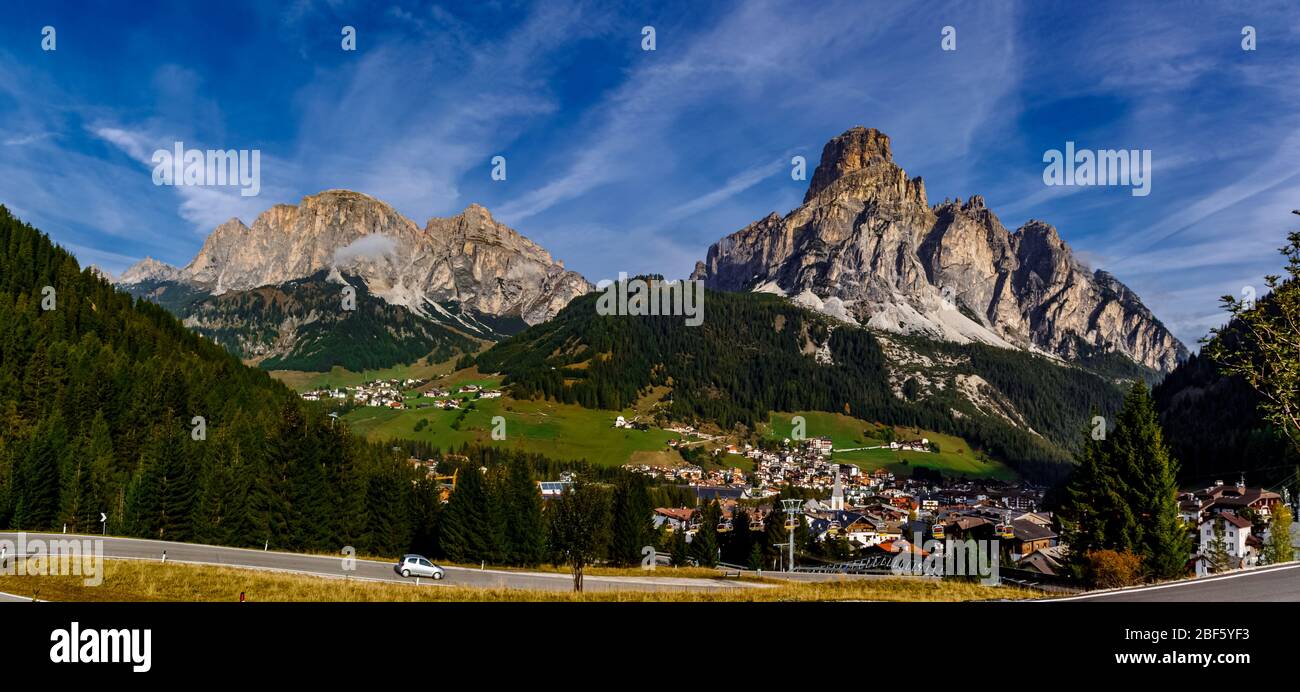 Vista panoramica su Corvara, in alta Badia, Alto Adige, Italia settentrionale. Le vette delle Dolomiti includono Sass Ciampac e Sassongher Foto Stock