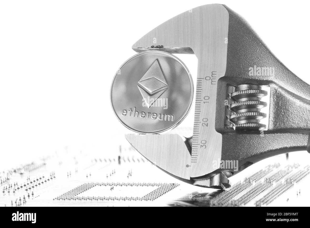 Ethereum sulla scheda madre, primo piano. Denaro virtuale di criptovaluta. Exchange, anonimo. Bitcoin è una valuta di cassa web open source. Sfondo bianco. Foto Stock