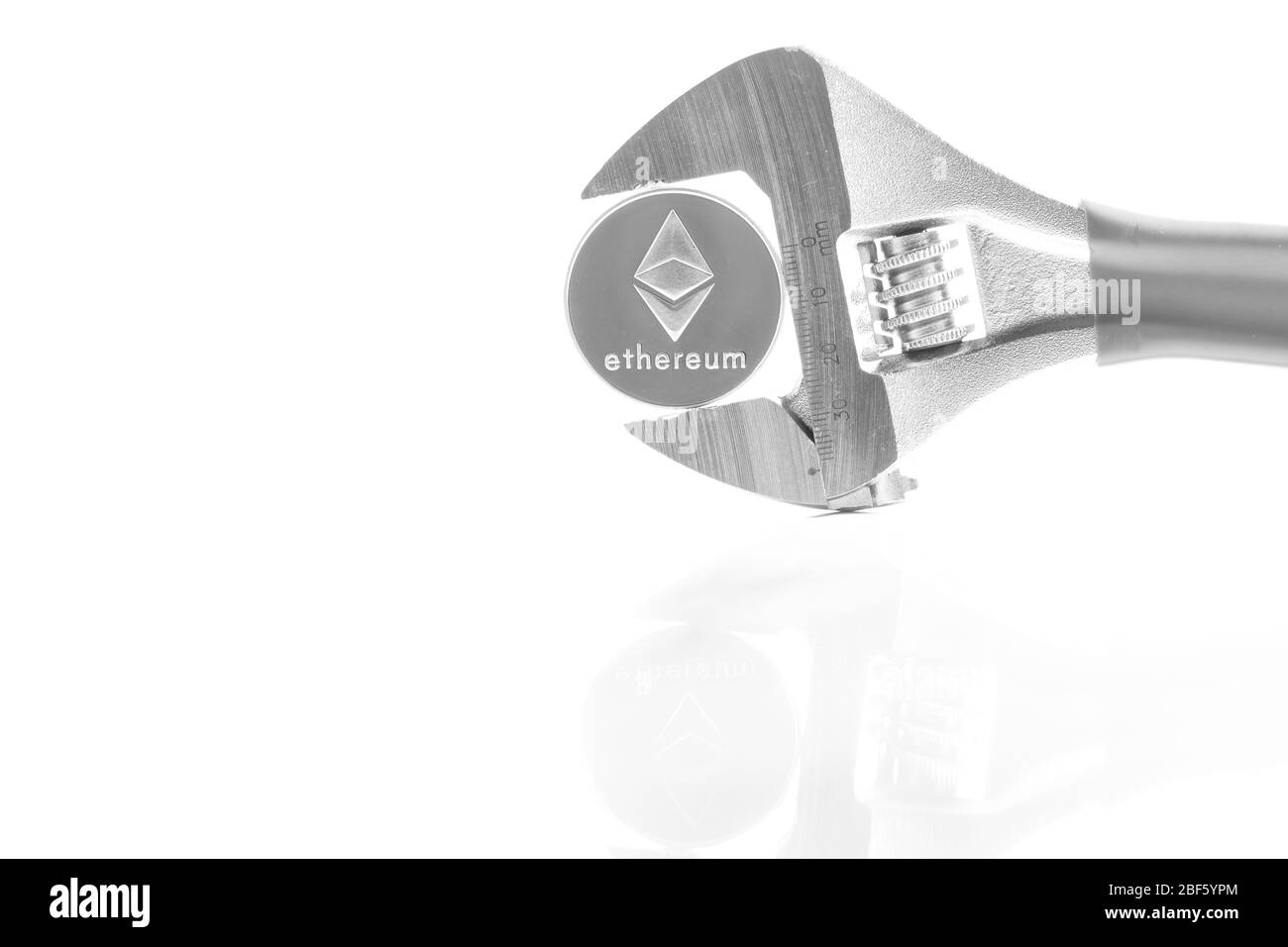 Ethereum sulla scrivania riflettente, primo piano. Denaro virtuale di criptovaluta. Exchange, anonimo. Bitcoin è una valuta di cassa web open source. Bianco retro gr Foto Stock