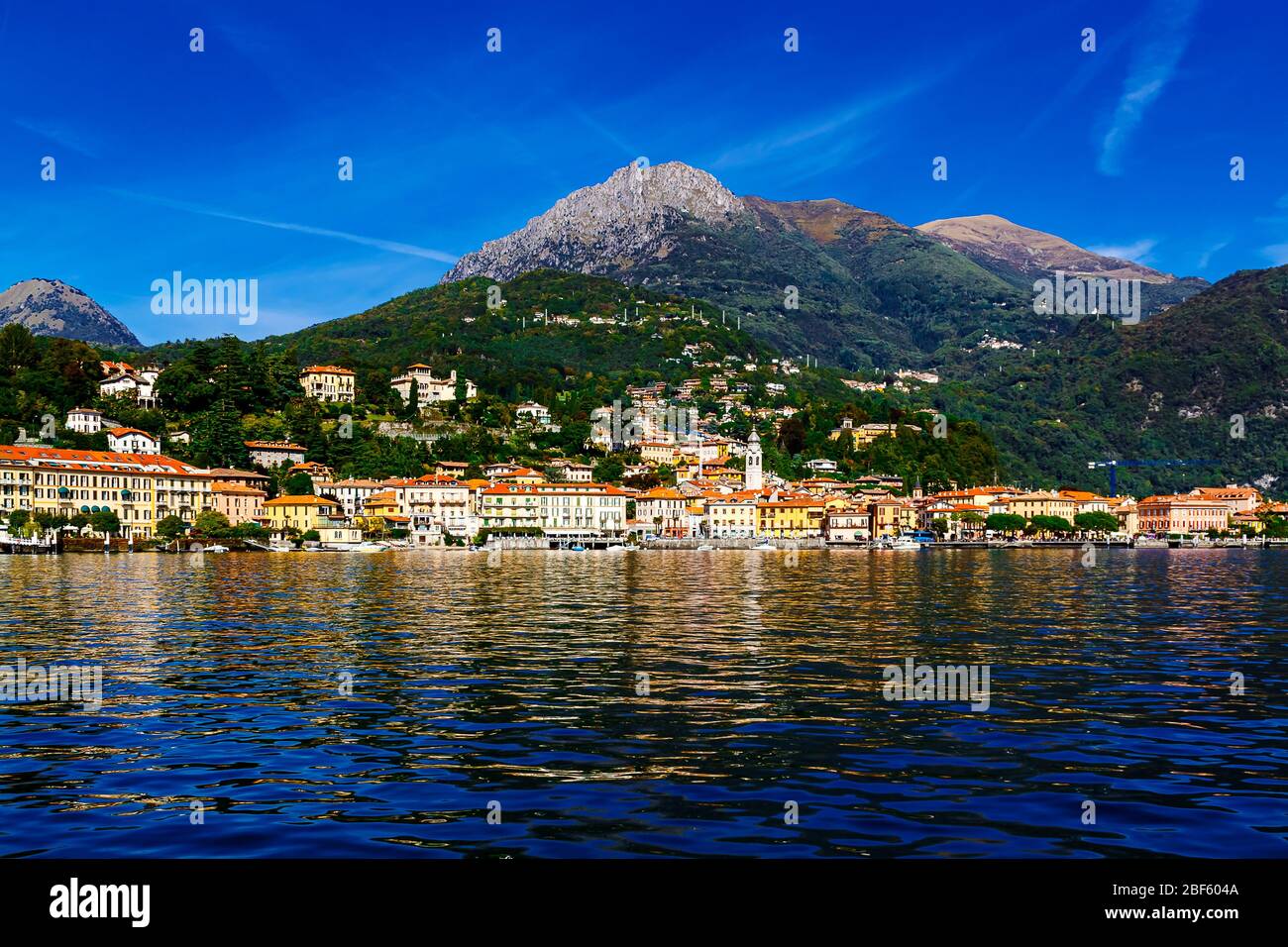 La città di Menaggio sulla riva del Lago di Como, Italia Foto Stock