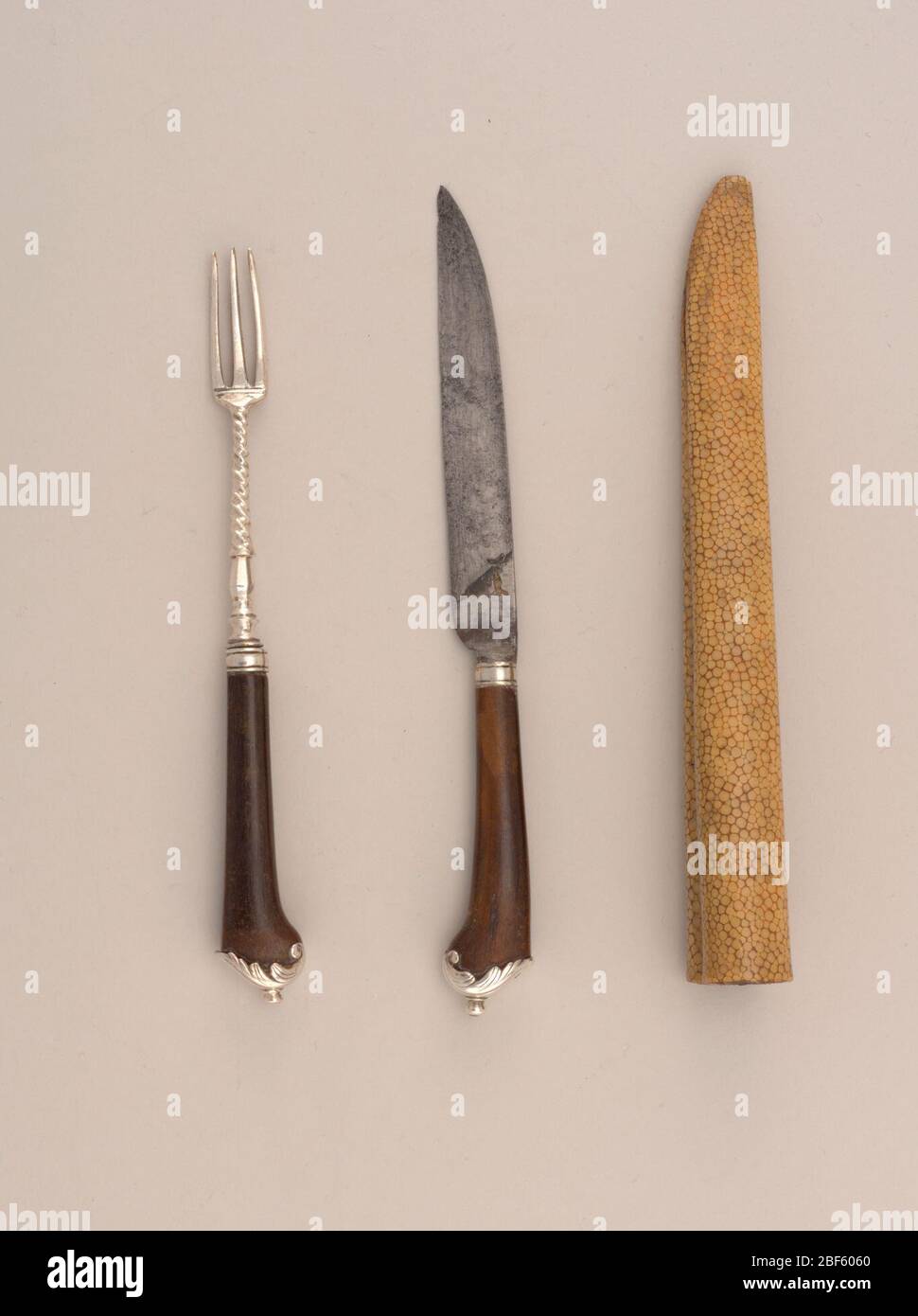 Coltello. Coltello in acciaio con bordo inferiore diritto. Bordo superiore rastremato verso il piano di appoggio arrotondato. Ghiera rotonda in argento. Manico a forma di pistola con attacco in argento inciso e finiale. Foto Stock Coltello. Coltello in acciaio con bordo inferiore diritto. Bordo superiore rastremato verso il piano di appoggio arrotondato. Ghiera rotonda in argento. Manico a forma di pistola con attacco in argento inciso e finiale. Foto Stock