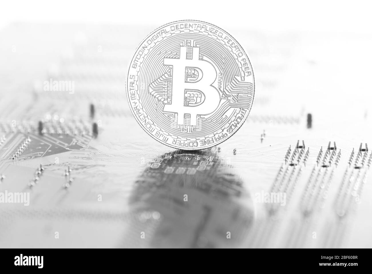 Bitcoin valuta closeup concetto finanziario. Denaro virtuale di criptovaluta. Bitcoin, etereum cripto valuta computer mining concetto. Foto Stock