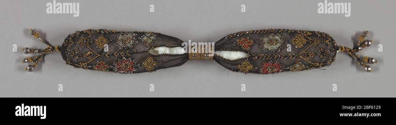 Borsa di Miss. Seta nera ricamata a crochet con zone di seta rossa, blu e gialla. Ornato ulteriormente con perle d'oro e acciaio tagliato. Disegno stilizzato delle foglie e altre decorazioni nelle stesse perle. Foto Stock