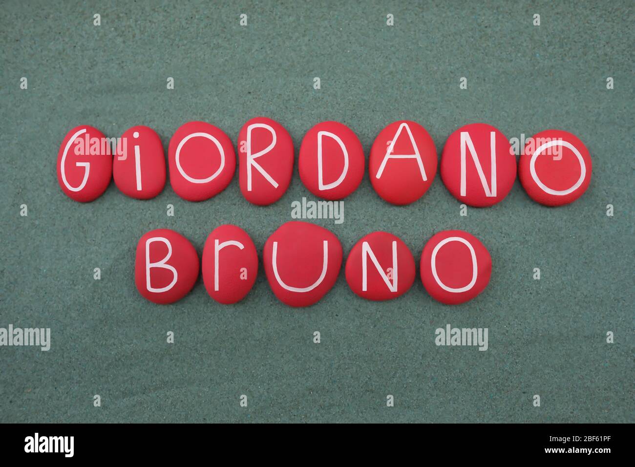Giordano Bruno, composizione commemorativa con lettere in pietra dipinta di rosso su sabbia verde Foto Stock