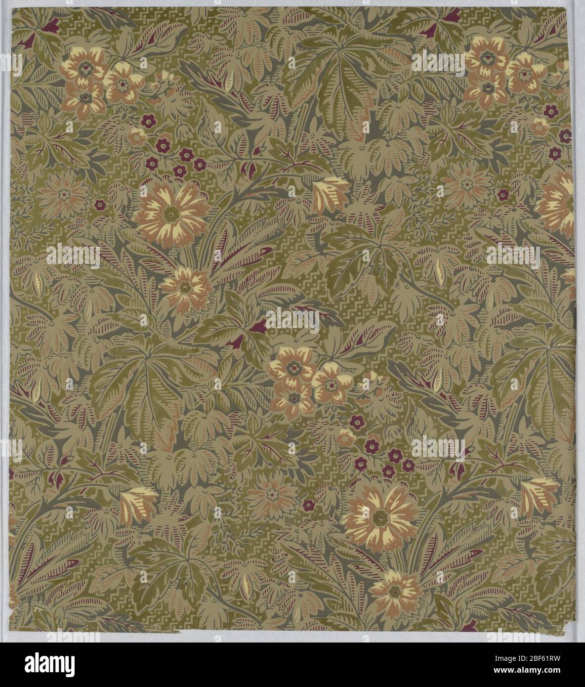 Parete laterale. Design estetico con denso disegno all-over di fogliame con fiori; motivo singolo a forma di diamante ripetizione in file off-set; spazio negativo riempito con motivo a zig-zag; miscela di grandi fiori arancio-e-giallo e più piccoli fiori rossi scuri; uso di rosso e blu tratteggiato e sol Foto Stock