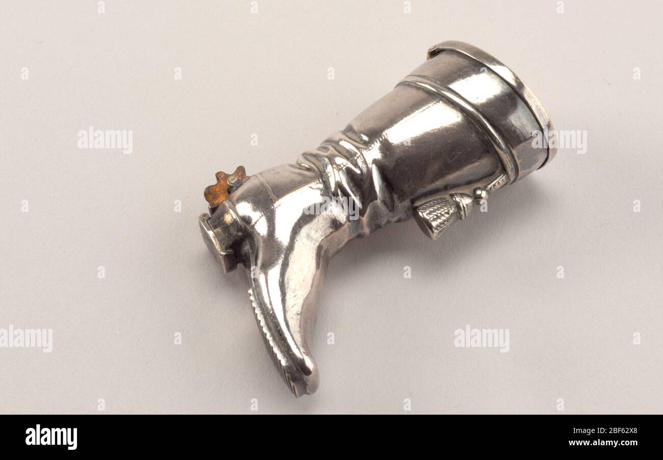 Stivale con spur. A forma di gambaletto con zeppa appesa davanti, sperone rotante in ottone sul tallone. Coperchio superiore, incernierato sul retro. L'interno sembra avere uno scomparto per la matita incassata. Riscontro sulla suola dello scarpone in basso. Foto Stock