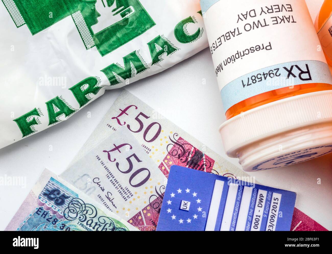 Tessera europea di assicurazione sanitaria insieme a diverse capsule, concetto di aumento medico nella crisi della brexit, immagine concettuale Foto Stock