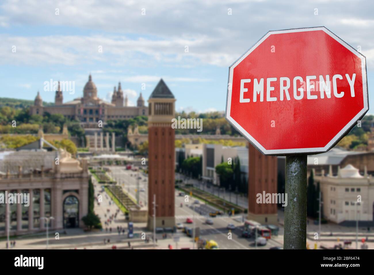 Cartello di emergenza sulla piazza spagnola sullo sfondo di Barcellona. Crollo finanziario nell'economia mondiale a causa del coronavirus. Crisi economica globale, recessione Foto Stock