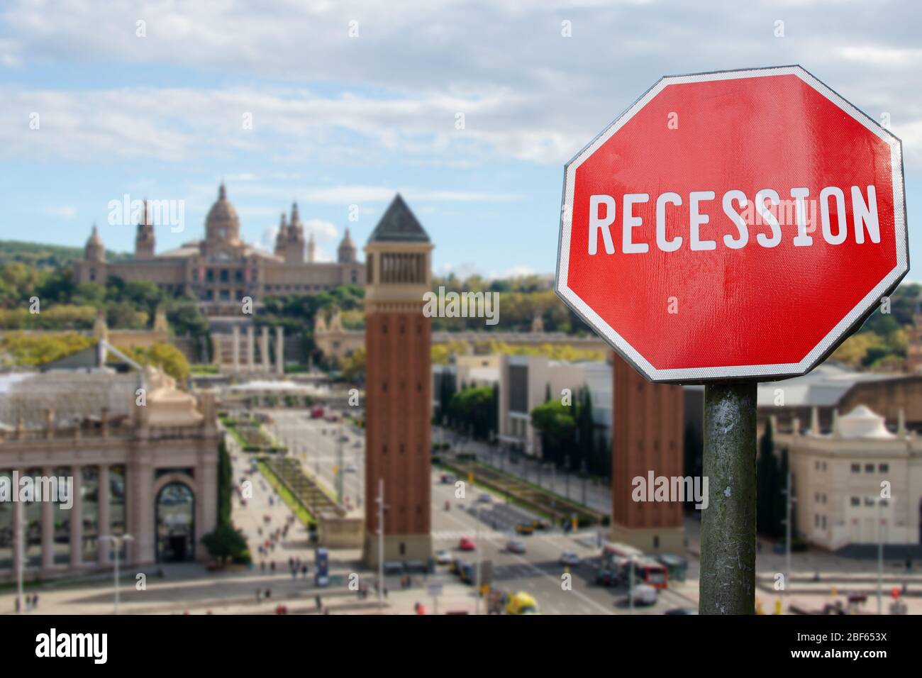 Segnale di arresto della recessione con vista sulla piazza spagnola di Barcellona, Spagna. Crollo finanziario nell'economia mondiale a causa della pandemia di coronavirus. Economico globale Foto Stock