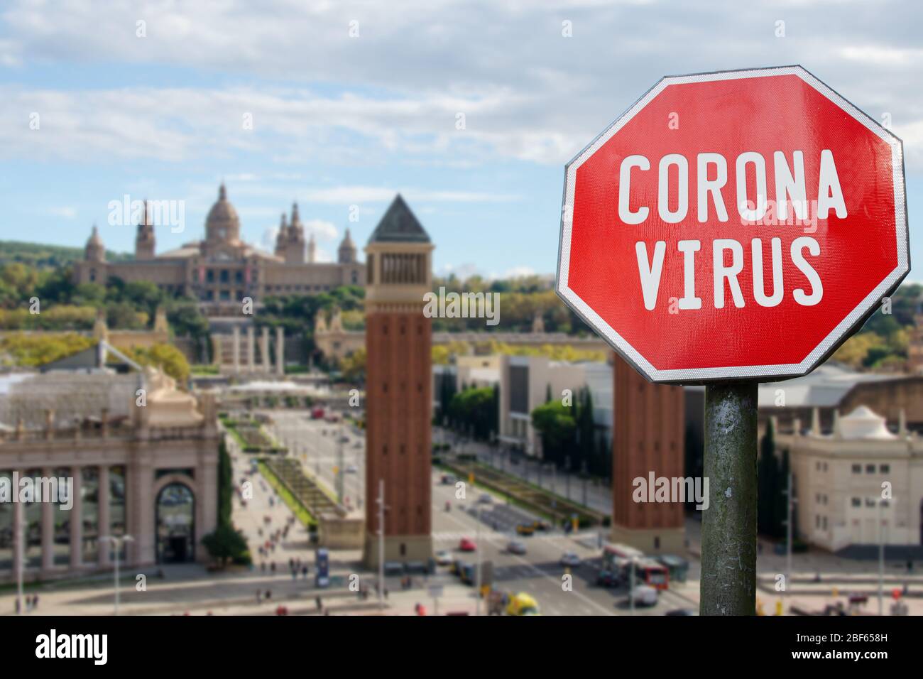 Cartello di arresto del virus Corona con vista sulla piazza spagnola di Barcellona, Spagna. Avvertenza sulla quarantena epidemica. Malattia di coronavirus pandemica. Generatore COVID-2019 Foto Stock