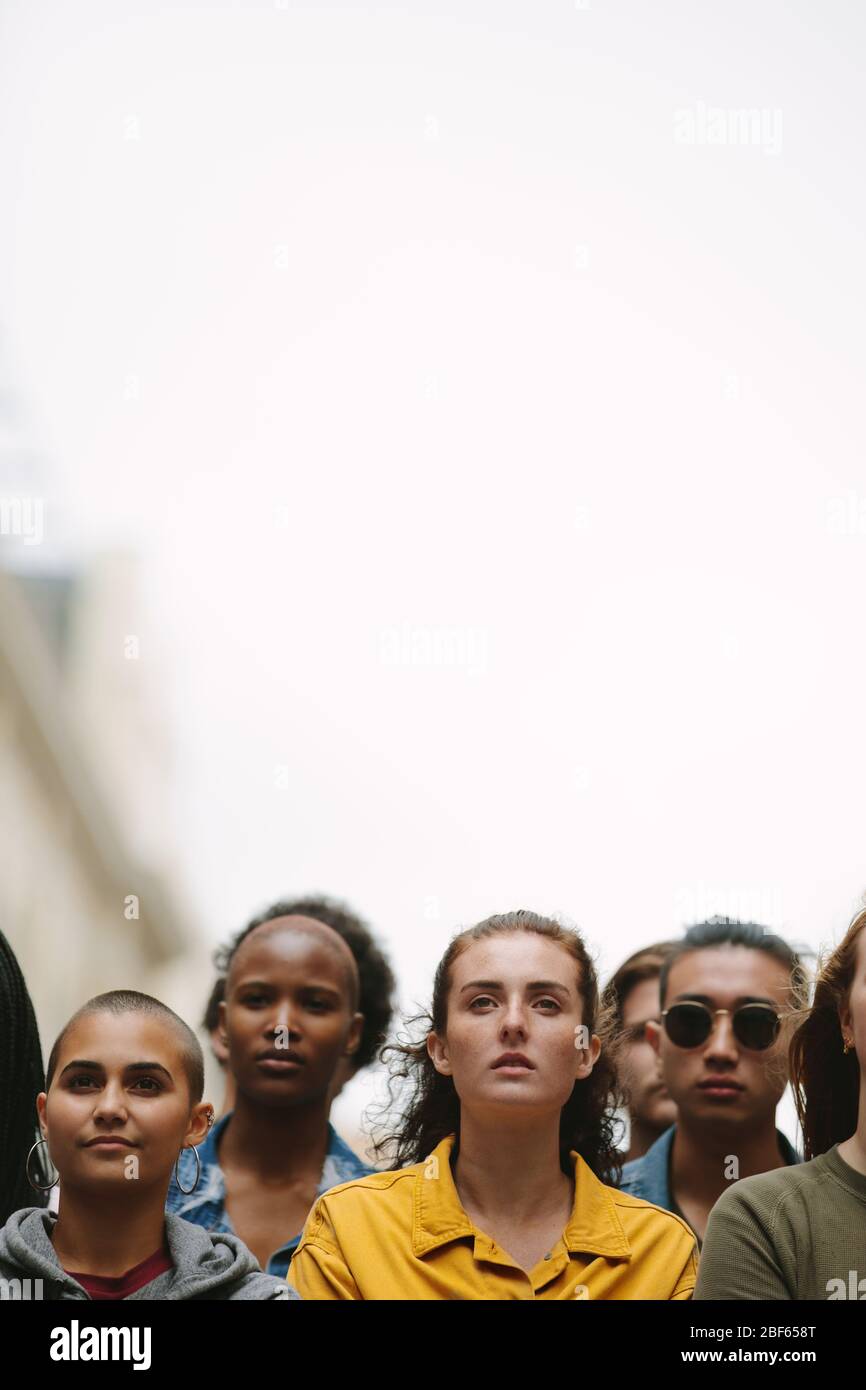 Gruppo di attivisti sociali che protestano silenziosamente. I giovani che fanno sciopero per i loro diritti. Foto Stock Gruppo di attivisti sociali che protestano silenziosamente. I giovani che fanno sciopero per i loro diritti. Foto Stock