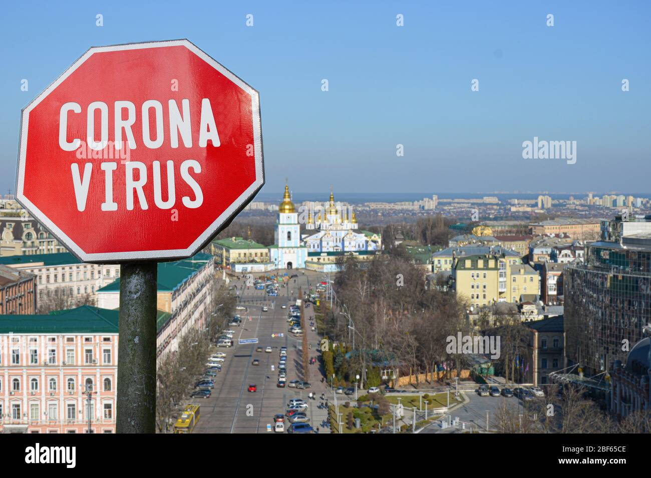 Segnale di stop del virus Corona con panorama di Kyiv, Ucraina. Avvertenza sulla quarantena epidemica. Malattia di coronavirus pandemica. Segnale di avviso COVID-2019 Foto Stock