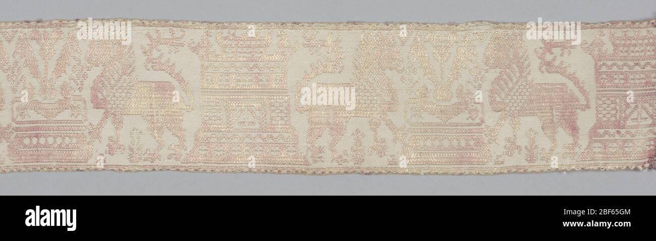 Banda. Banda stretta con ripetizione di leoni confrontati in una fontana e una torre merlata. In rosso sbiadito su un terreno color crema. Foto Stock