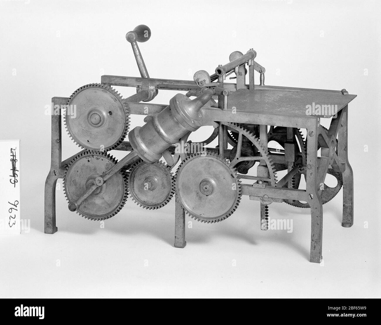 Modello brevettato di un apparato di alimentazione per macchine da stampa. Questo modello di brevetto dimostra un'invenzione per un apparato separatore di fogli a cui è stato concesso il brevetto numero 9623. La macchina è stata utilizzata per separare i fogli e passarli alla tavola di pressatura mediante tubi di aspirazione, sostituendo interamente l'alimentatore di fogli umano. Attualmente non in vista Foto Stock