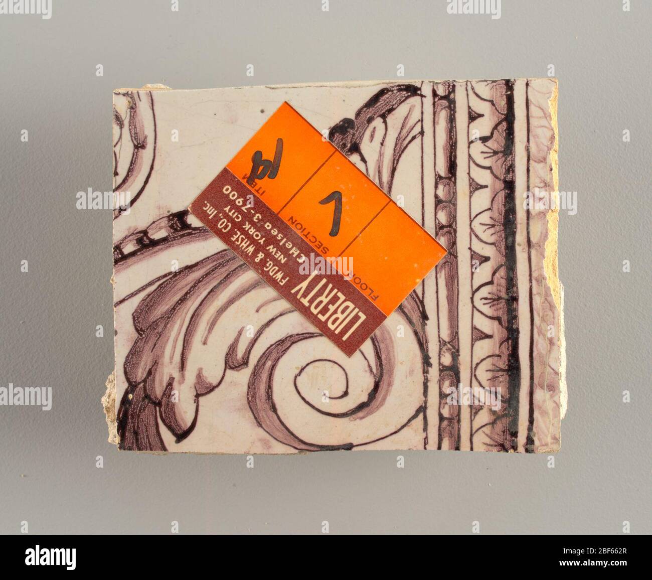 Parete di fronte. Rettangolo orizzontale. Trentasette piastrelle larghe e ventuno alte con apertura per porta o finestra diciannove e mezzo piastrelle alte e dodici larghe. A sinistra e a destra dell'apertura, sopra il tettuccio centrato. Sinistra, donna che rappresenta la speranza, destra, un urna scolpita. Foto Stock