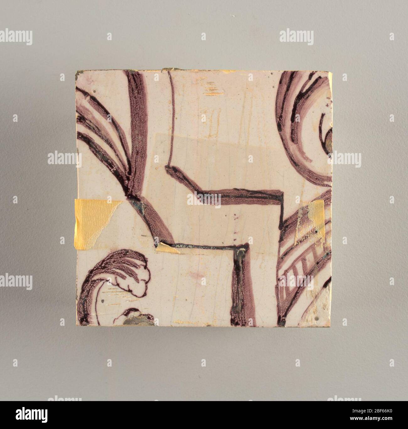 Parete di fronte. Rettangolo orizzontale. Trentasette piastrelle larghe e ventuno alte con apertura per porta o finestra diciannove e mezzo piastrelle alte e dodici larghe. A sinistra e a destra dell'apertura, sopra il tettuccio centrato. Sinistra, donna che rappresenta la speranza, destra, un urna scolpita. Foto Stock