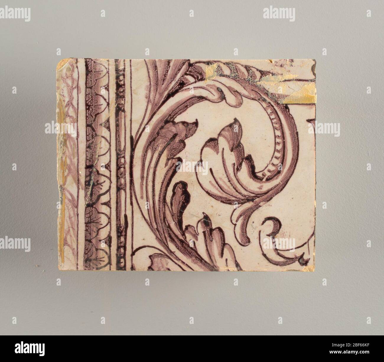 Parete di fronte. Rettangolo orizzontale. Trentasette piastrelle larghe e ventuno alte con apertura per porta o finestra diciannove e mezzo piastrelle alte e dodici larghe. A sinistra e a destra dell'apertura, sopra il tettuccio centrato. Sinistra, donna che rappresenta la speranza, destra, un urna scolpita. Foto Stock