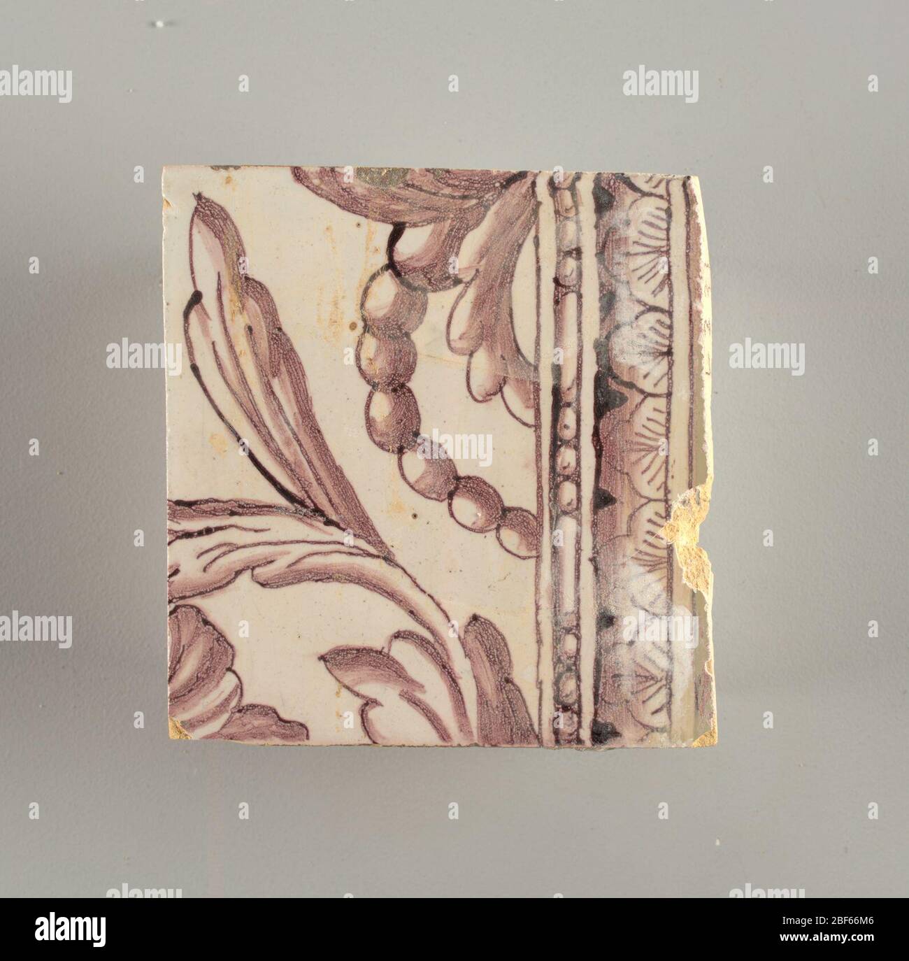 Parete di fronte. Rettangolo orizzontale. Trentasette piastrelle larghe e ventuno alte con apertura per porta o finestra diciannove e mezzo piastrelle alte e dodici larghe. A sinistra e a destra dell'apertura, sopra il tettuccio centrato. Sinistra, donna che rappresenta la speranza, destra, un urna scolpita. Foto Stock