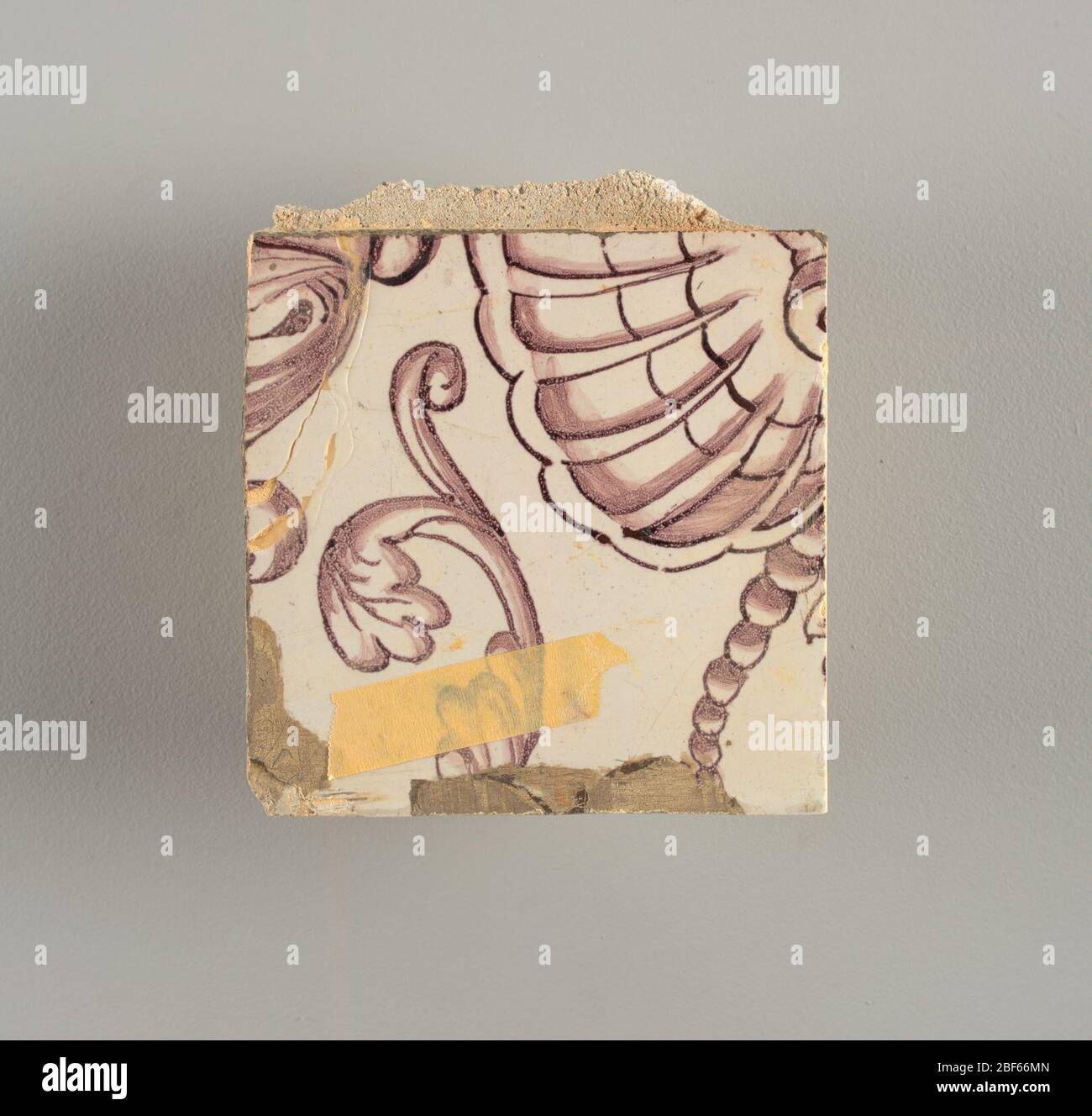 Parete di fronte. Rettangolo orizzontale. Trentasette piastrelle larghe e ventuno alte con apertura per porta o finestra diciannove e mezzo piastrelle alte e dodici larghe. A sinistra e a destra dell'apertura, sopra il tettuccio centrato. Sinistra, donna che rappresenta la speranza, destra, un urna scolpita. Foto Stock