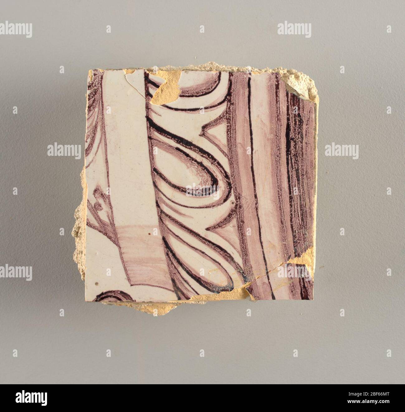 Parete di fronte. Rettangolo orizzontale. Trentasette piastrelle larghe e ventuno alte con apertura per porta o finestra diciannove e mezzo piastrelle alte e dodici larghe. A sinistra e a destra dell'apertura, sopra il tettuccio centrato. Sinistra, donna che rappresenta la speranza, destra, un urna scolpita. Foto Stock