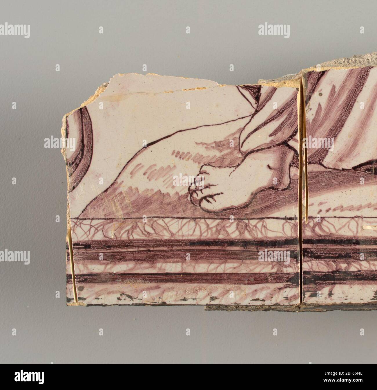 Parete di fronte. Rettangolo orizzontale. Trentasette piastrelle larghe e ventuno alte con apertura per porta o finestra diciannove e mezzo piastrelle alte e dodici larghe. A sinistra e a destra dell'apertura, sopra il tettuccio centrato. Sinistra, donna che rappresenta la speranza, destra, un urna scolpita. Foto Stock