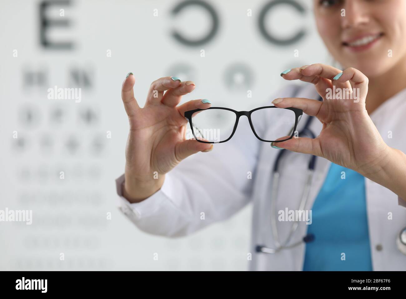 Felice attraente femmina scegliere la variante corretta Foto Stock