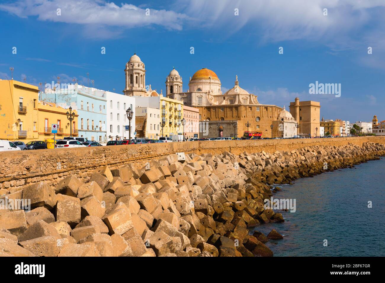 La cattedrale barocca-rococò di Santa Cruz de Cadice vista da Avenida campo del sur, Cadice, provincia di Cadice, Costa de la Luz, Andalusia, Spagna. Foto Stock