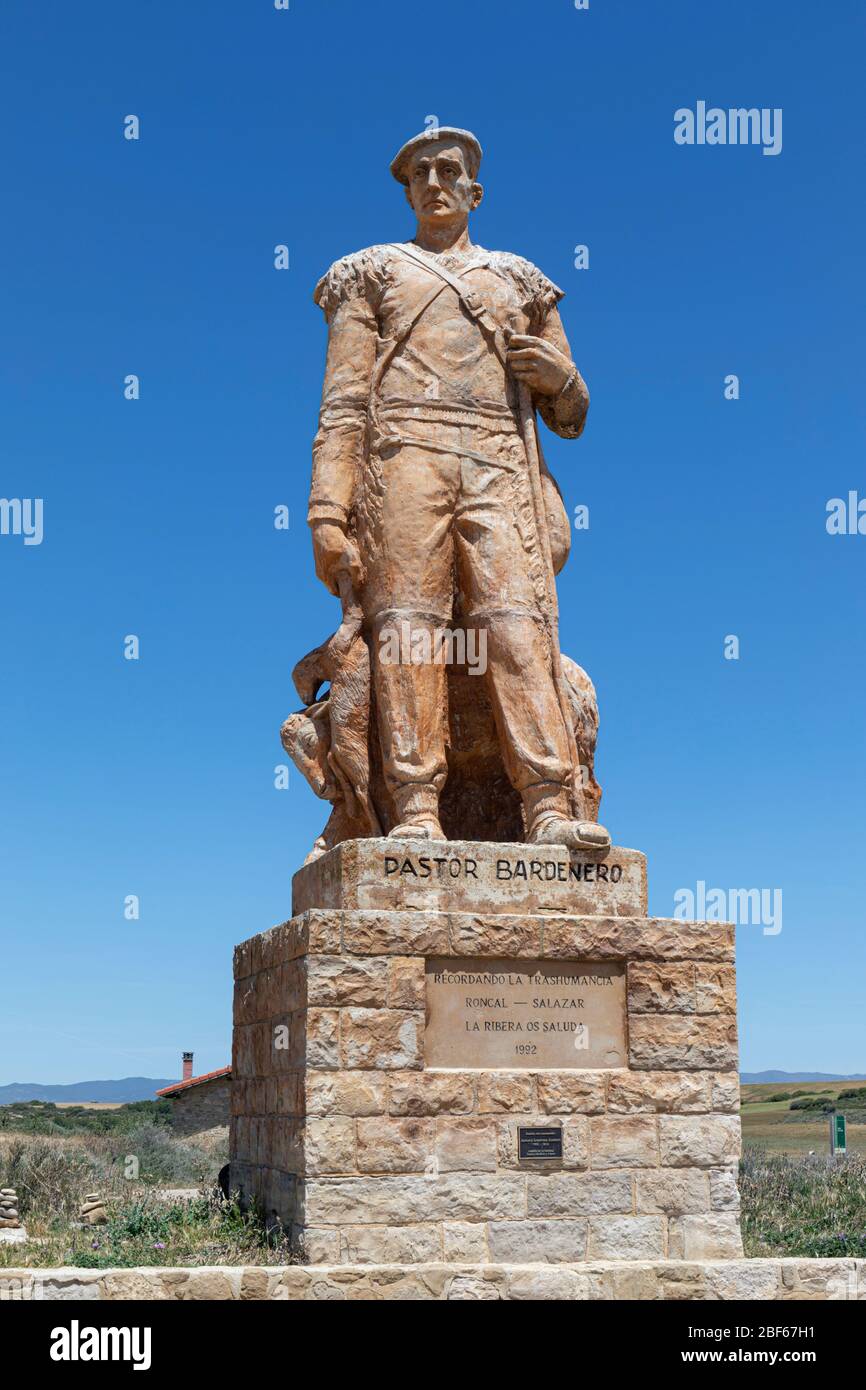 Pastore Bardenero, o Pastore Bardenero, una statua dello scultore spagnolo Antonio Loperena Eseverri, 1922 - 2010. Bardenas Reales de Navar Foto Stock