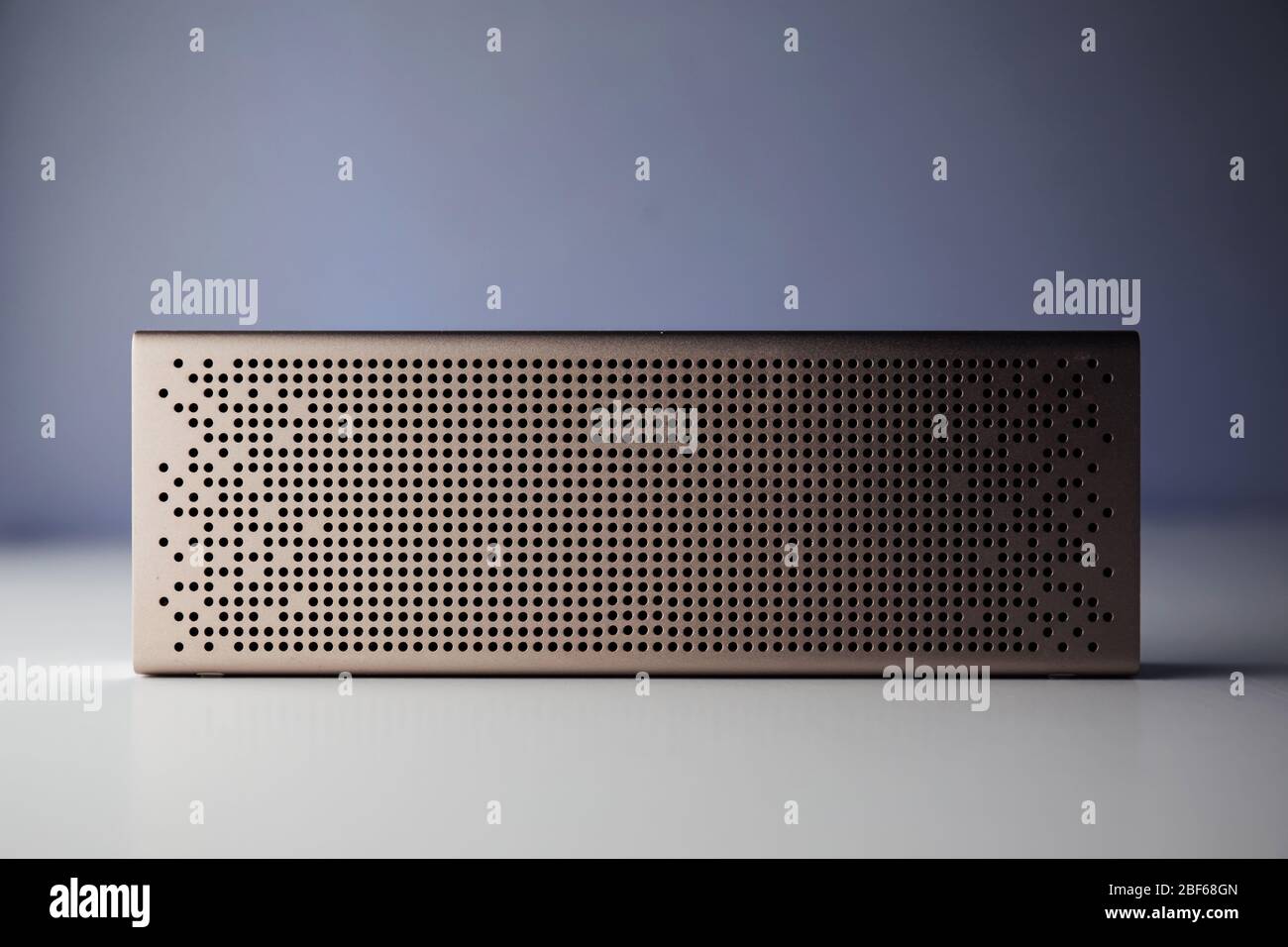 Primo piano di un altoparlante portatile su sfondo blu Foto Stock
