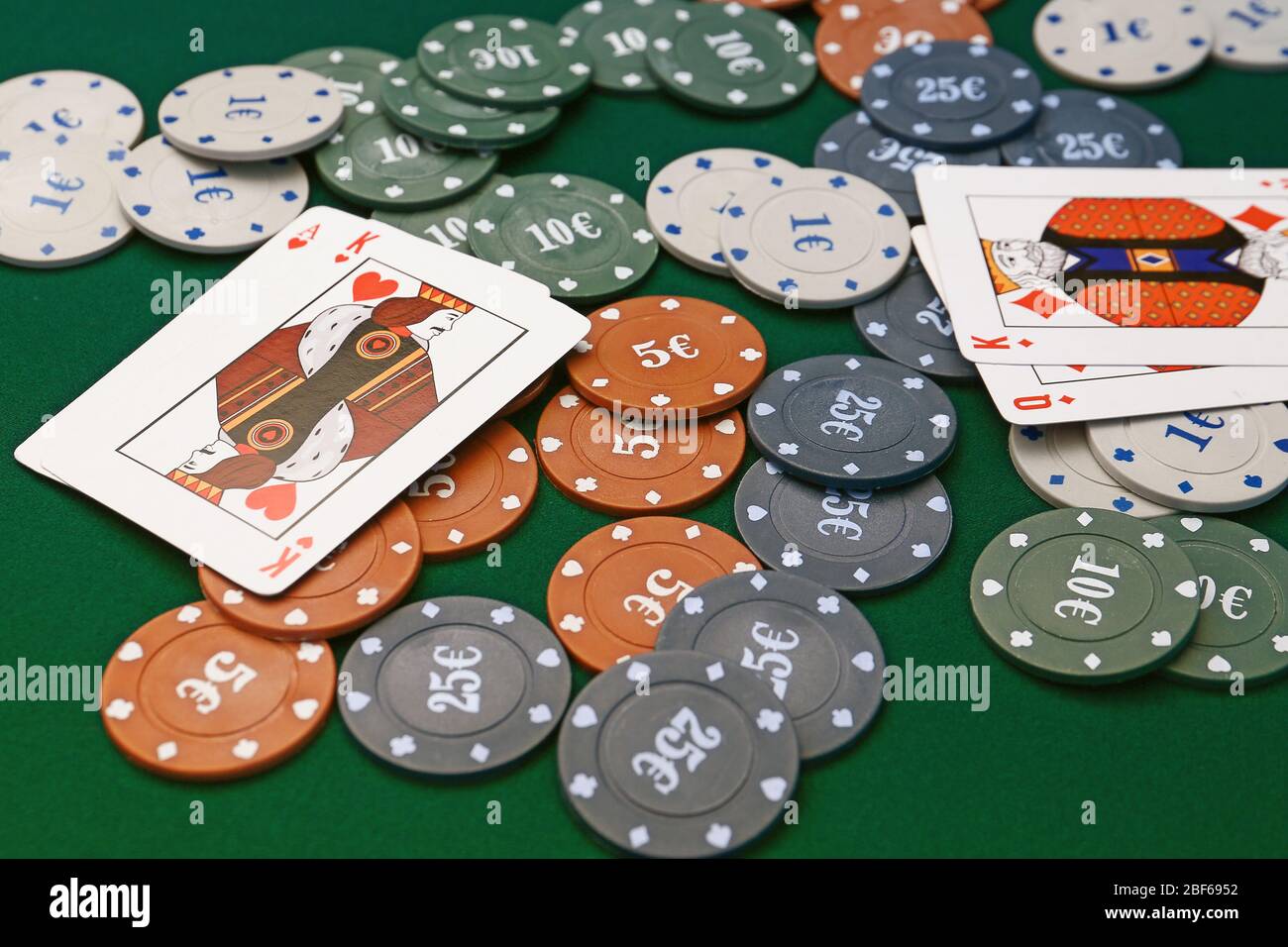 Chip e carte da gioco per giochi da gioco al tavolo nel casinò Foto stock -  Alamy