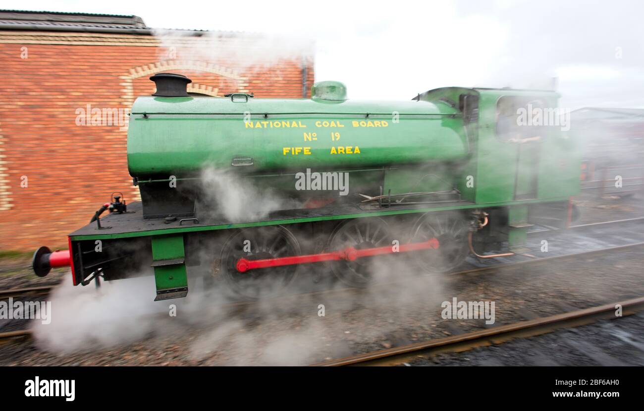Un'antica locomotiva a vapore presso la ferrovia storica Bo'ness and Kinneil, West Lothian, Scozia, Regno Unito. Foto Stock
