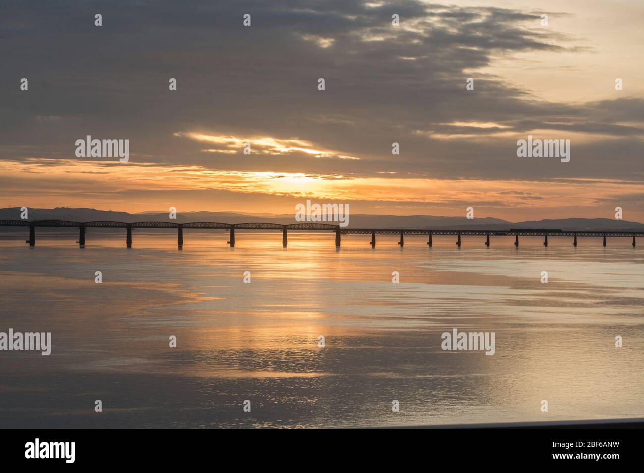 Tramonto sul ponte ferroviario di Tay Foto Stock