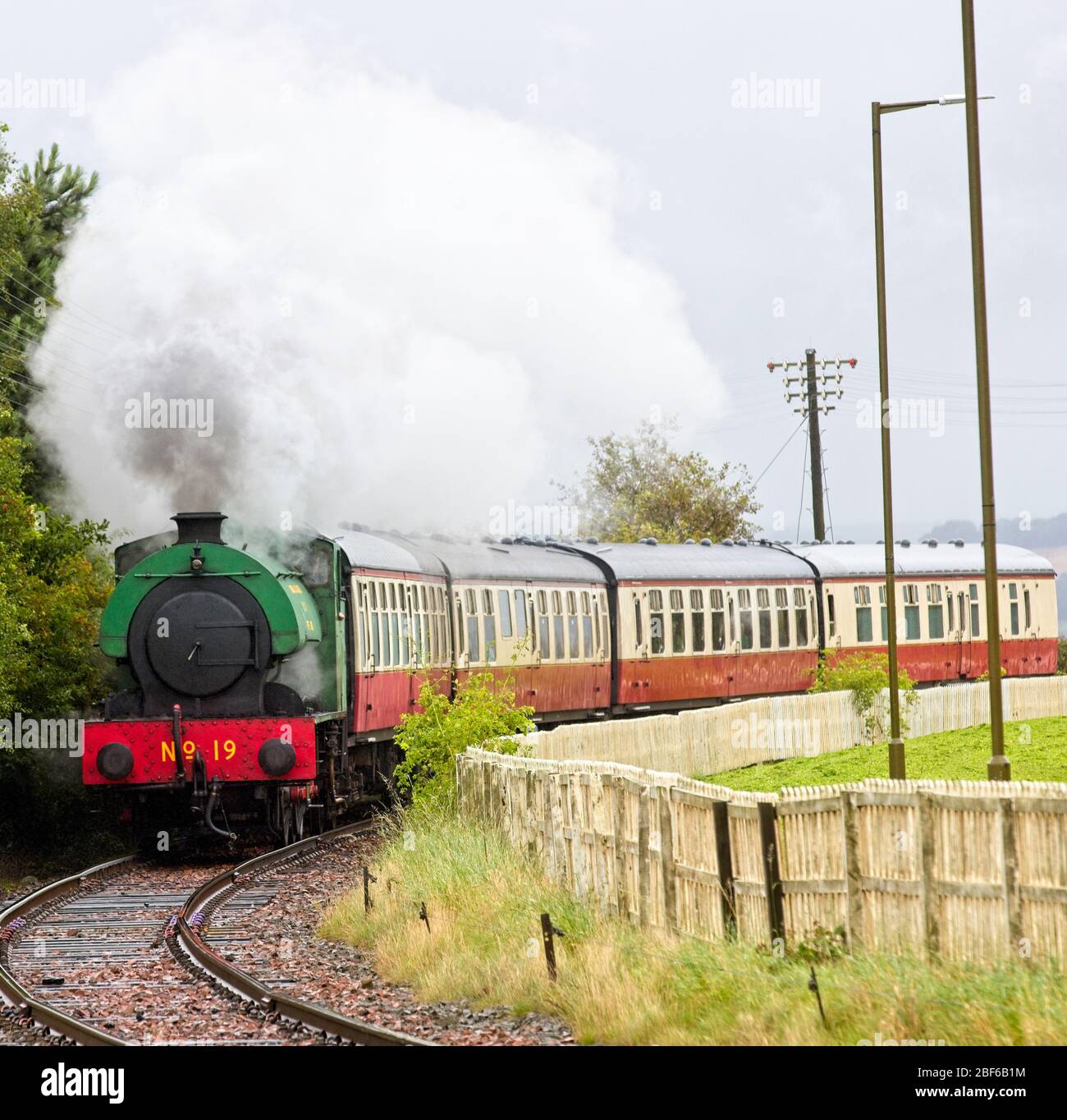 Un vecchio motore a vapore saddletank che traina un treno sulla ferrovia storica Bo'ness e Kinneil, West Lothian, Scozia, Regno Unito. Foto Stock