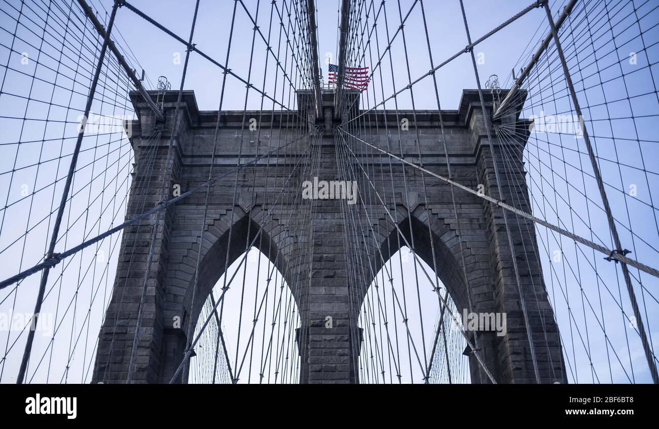 Bandiera americana sul ponte di Brooklyn, New York Foto Stock