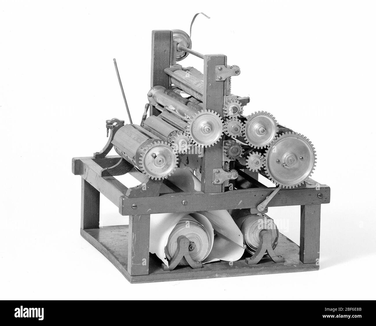 Modello brevettato per pressa rotativa per la perfezionamento del nastro. Questo modello di brevetto dimostra un'invenzione per una pressa rotativa compatta con moduli per la stampa di entrambi i lati della carta, montati sulle due estremità di un cilindro di tipo unico. All'invenzione è stato concesso il brevetto numero 212444. Foto Stock