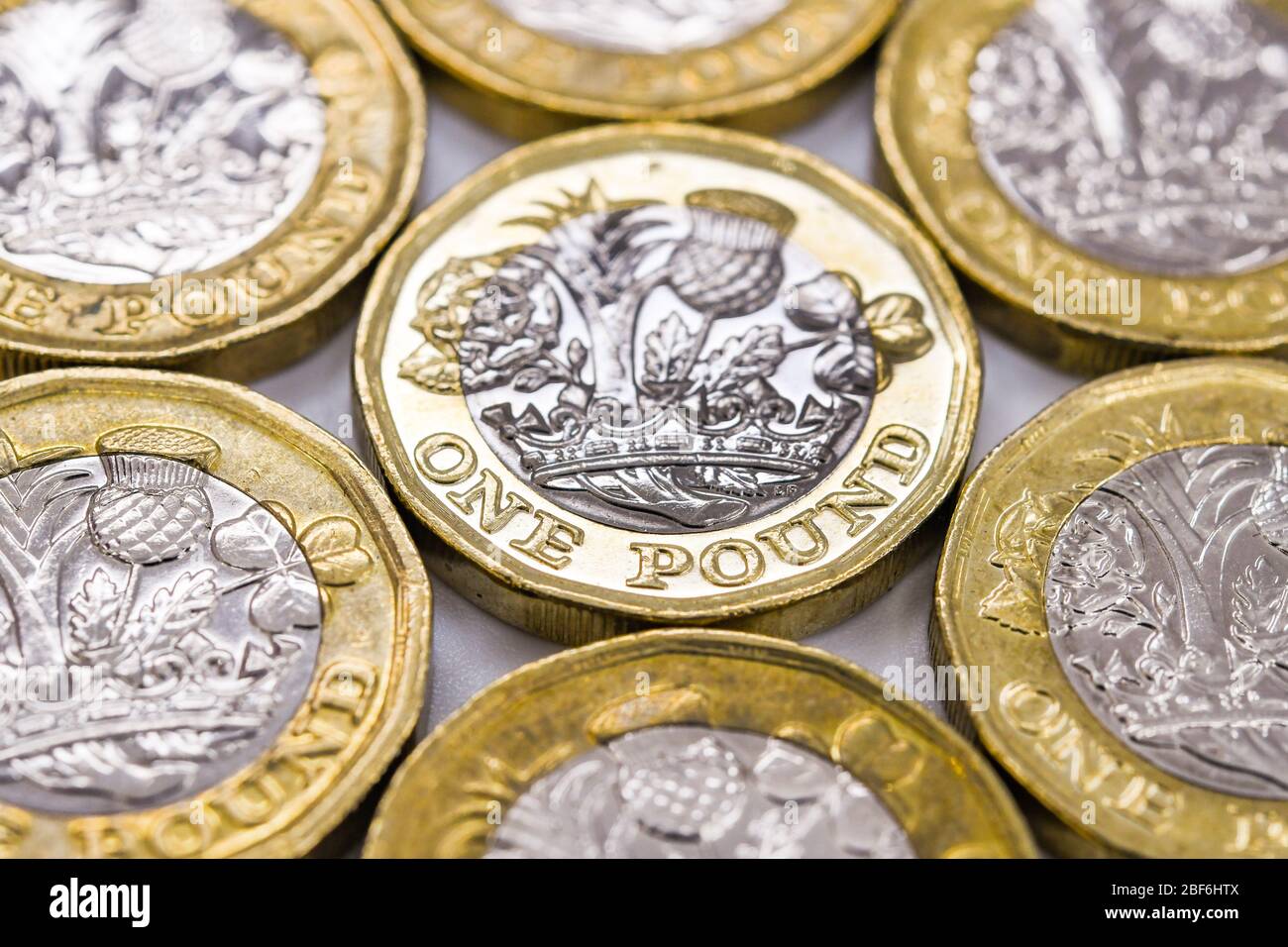 LONDRA, Regno Unito - APRILE 2019: Primo piano di una moneta britannica GBP - una moneta in sterlina circondata da altre monete Foto Stock