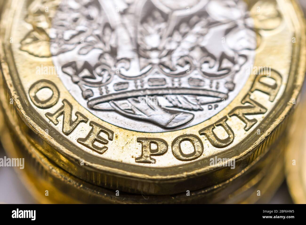 LONDRA, Regno Unito - APRILE 2019: Vista ravvicinata del bordo inferiore di una moneta britannica GBP - una sterlina Foto Stock