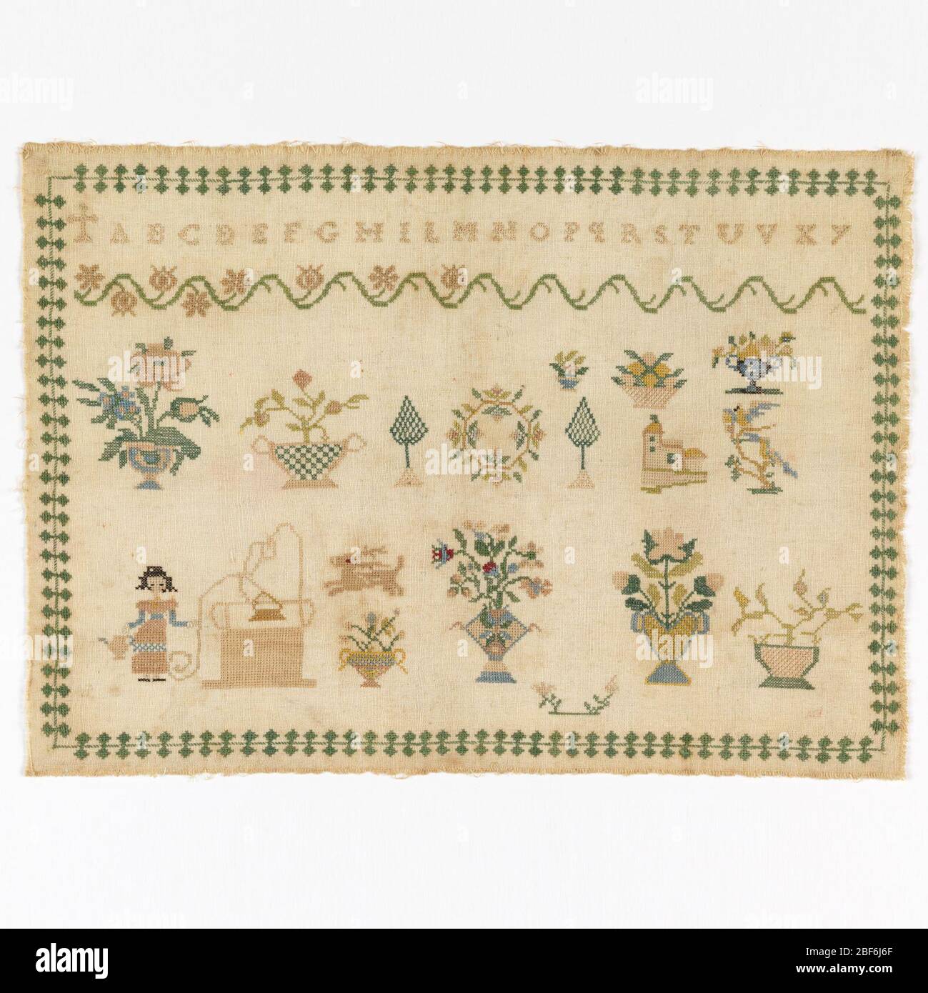 Campionatore. Stretto confine convenzionalizzato che circonda l'alfabeto, floreale transfrontaliero e motivi staccati tra cui una donna in un pozzo con fiori. Foto Stock