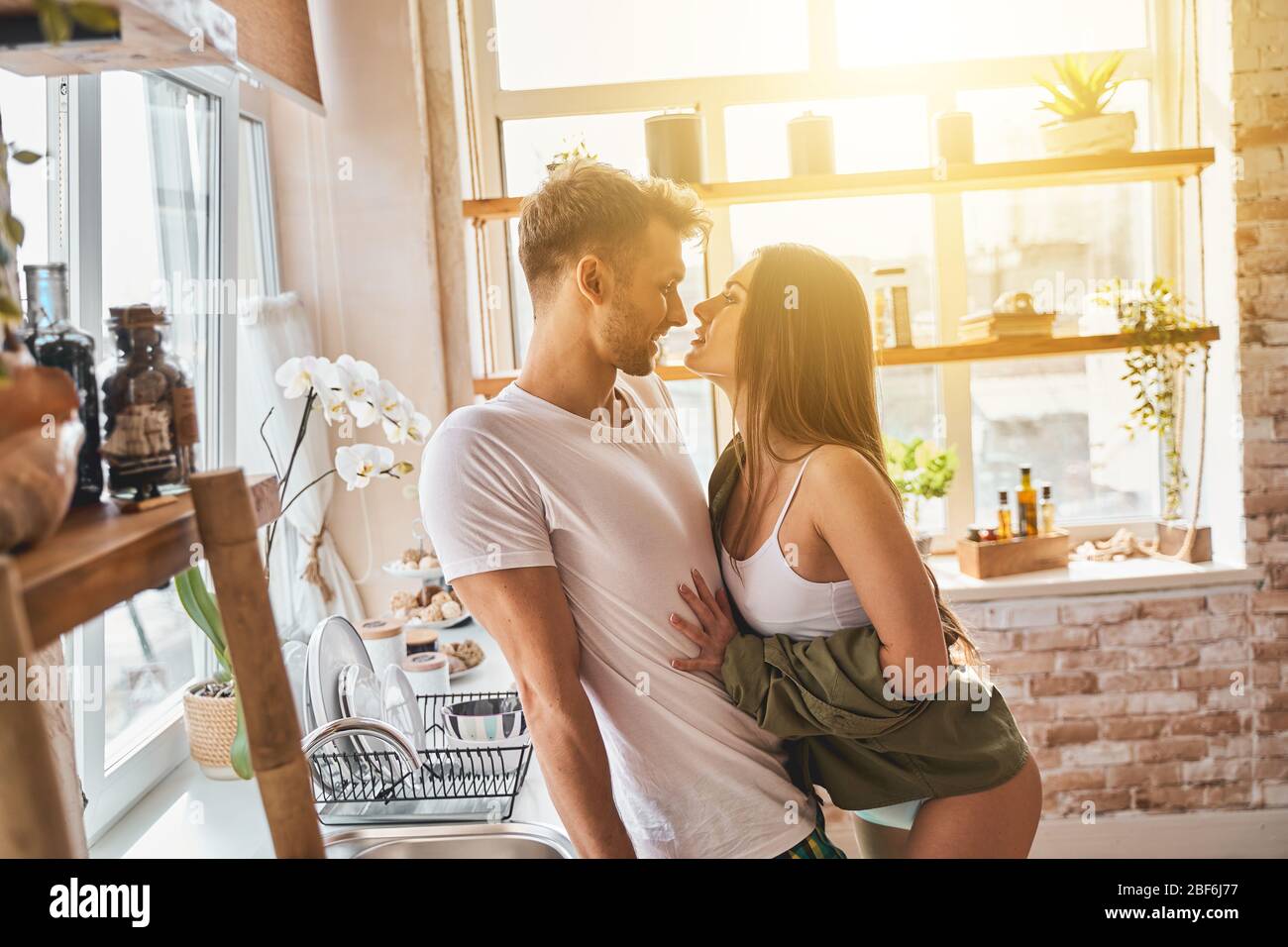 Giovane donna rilassata flirtare con il suo partner Foto Stock