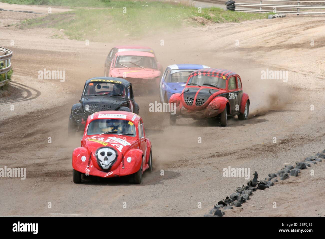 Un classico rosso volkswagen Buggy sta prendendo il comando in questa gara chiamata Folkrace. Vimmerby, Svezia. Foto Stock