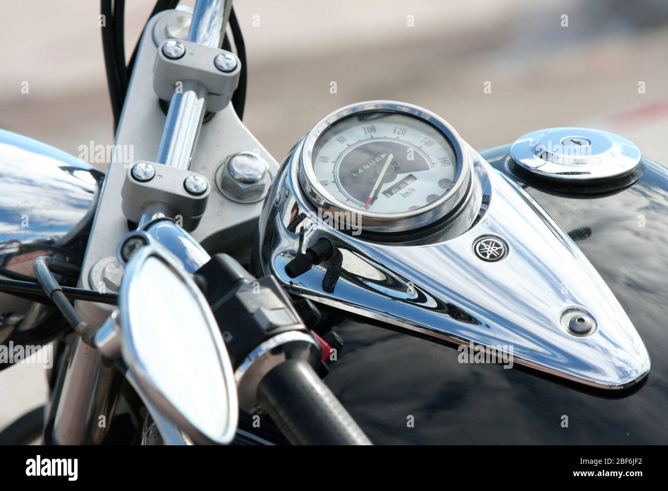 Una moto parcheggiata dal mare a Puerto Banus, Spagna Foto Stock