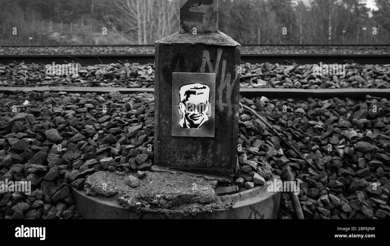 Graffitti e un mans viso dipinto. Trovato in un cantiere ferroviario a Stoccolma, Svezia. Foto Stock