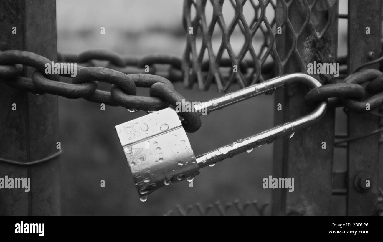 Immagine in bianco e nero di un lucchetto con acqua. Foto Stock