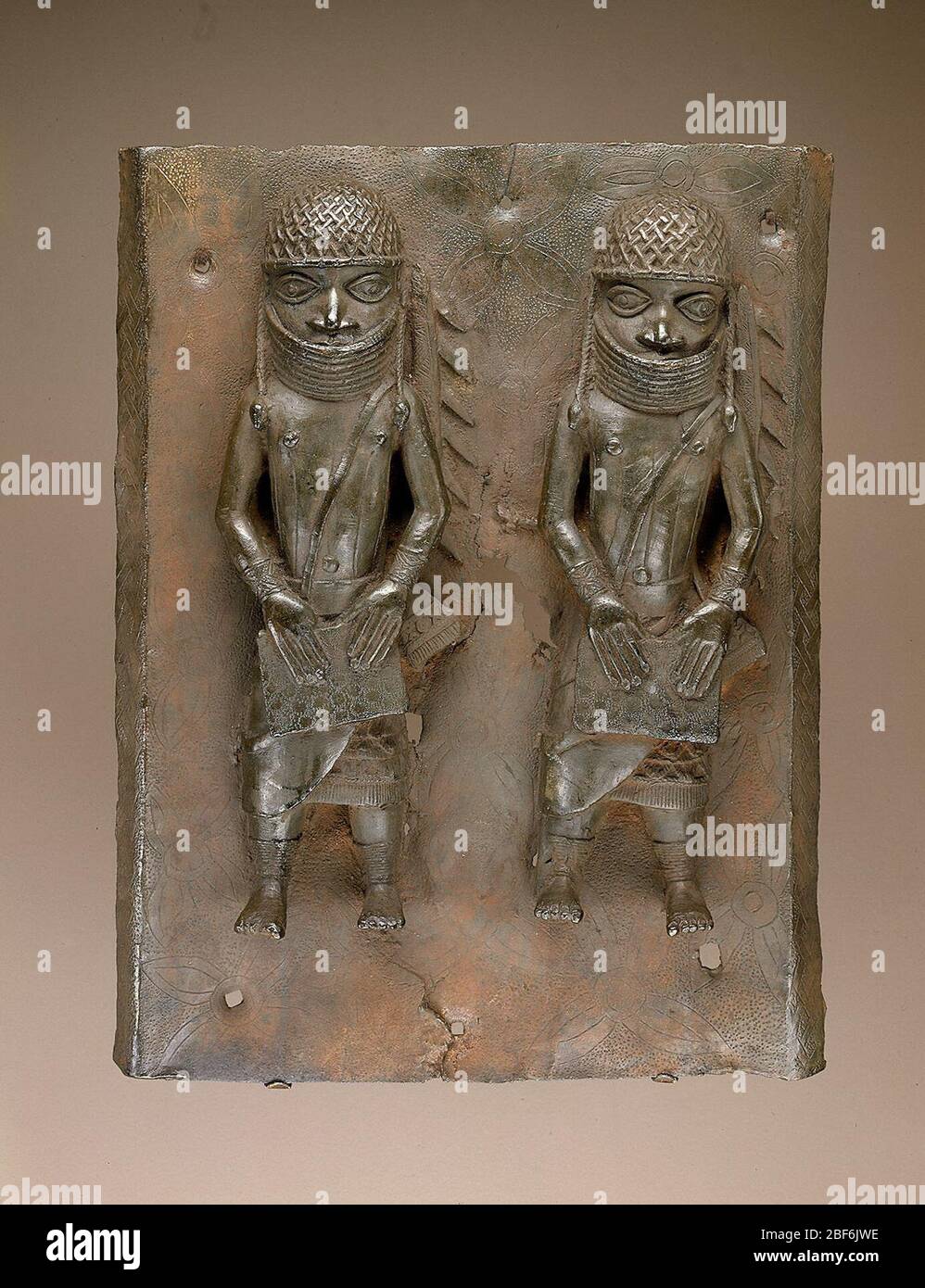 Stile tribunale del Regno di Benin; Nigeria; metà del XVI e XVII secolo; lega di rame; a x L x P: 47 x 36.8 x 6 cm (18 1/2 x 14 1/2 x 2 3/8 in.) Foto Stock