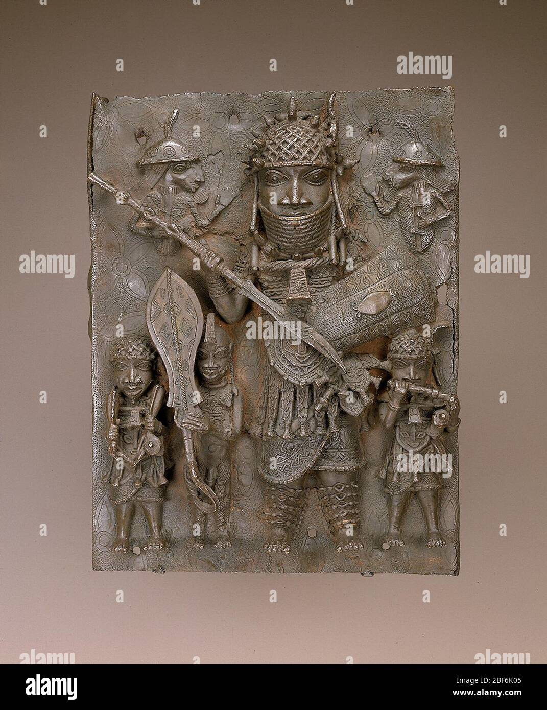 Stile tribunale del Regno di Benin; Nigeria; metà del XVI e XVII secolo; lega di rame; a x L x P: 45.6 x 35 x 8.9 cm (17 15/16 x 13 3/4 x 3 1/2 in.) Foto Stock