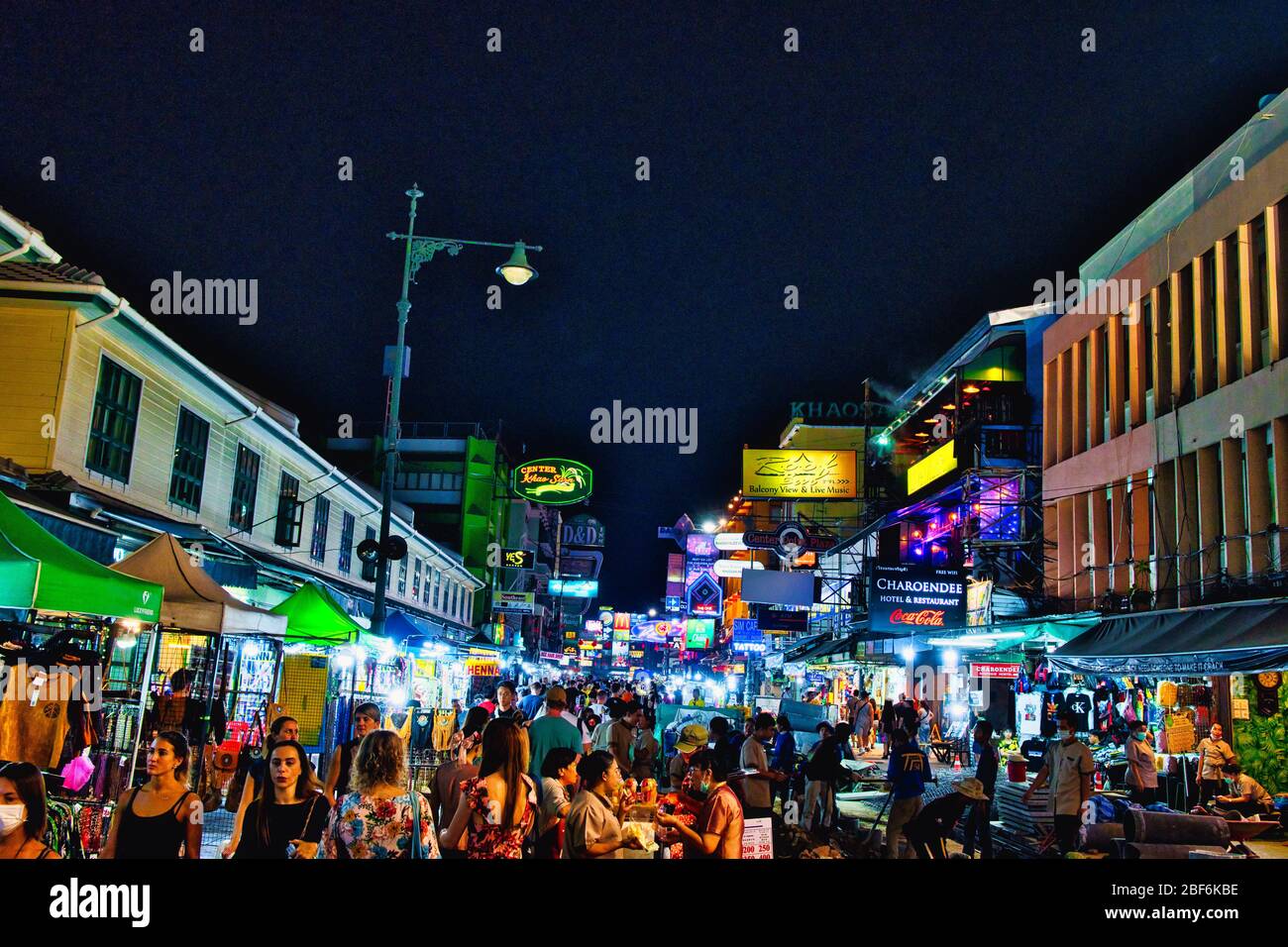 Turisti e backpackers a piedi da Khao San Road a Bangkok, Thailandia. Khao San Road è un famoso hotel a basso costo e la zona pensioni a Bangkok. Foto Stock