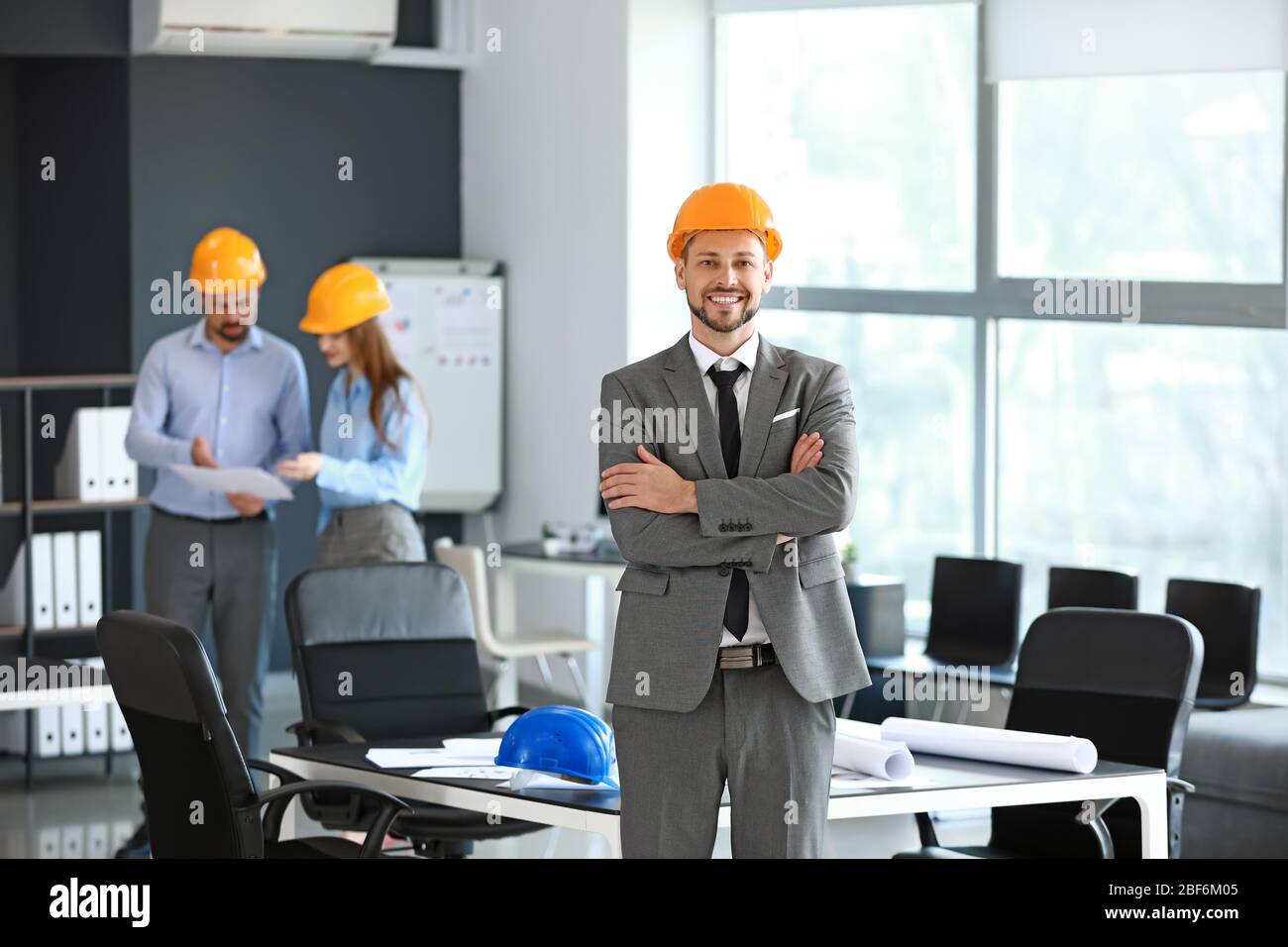 Ritratto di ingegnere maschile in ufficio Foto Stock