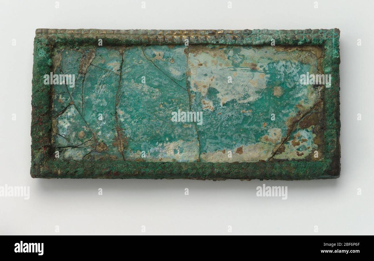 ; Cina; II secolo a.C.; vetro e bronzo con doratura; a x L: 4.9 x 9.8 cm (1 15/16 x 3 7/8 in); dono di Charles Lang Freer Foto Stock